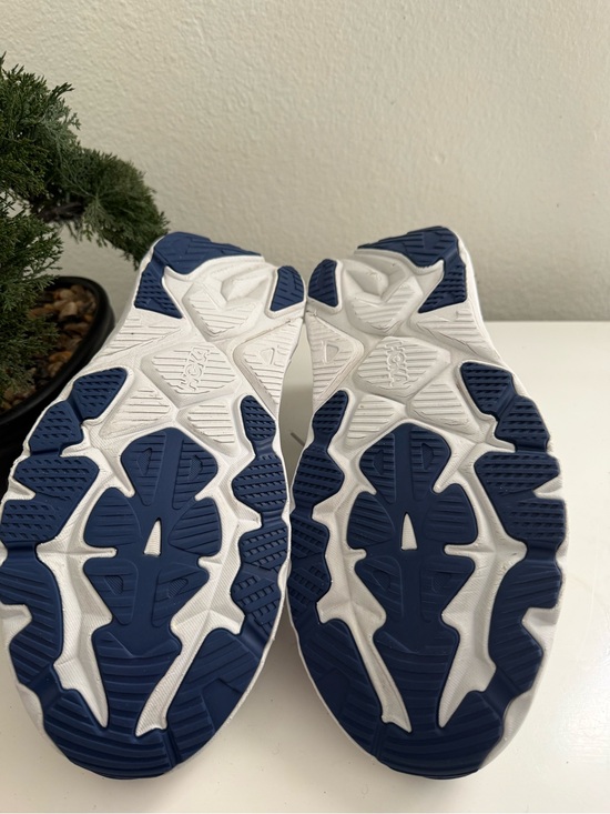 Hoka Arahi 8 Men size 13 White Athletic Shoe with Yellow Laces and Navy Logo main image 2